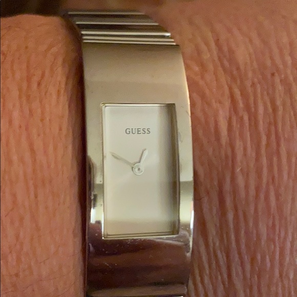 Round silver Guess watch ! - Picture 1 of 3